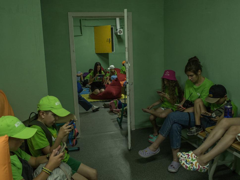 Deti v úkryte počas siren na detskom tábore v Kyjeve