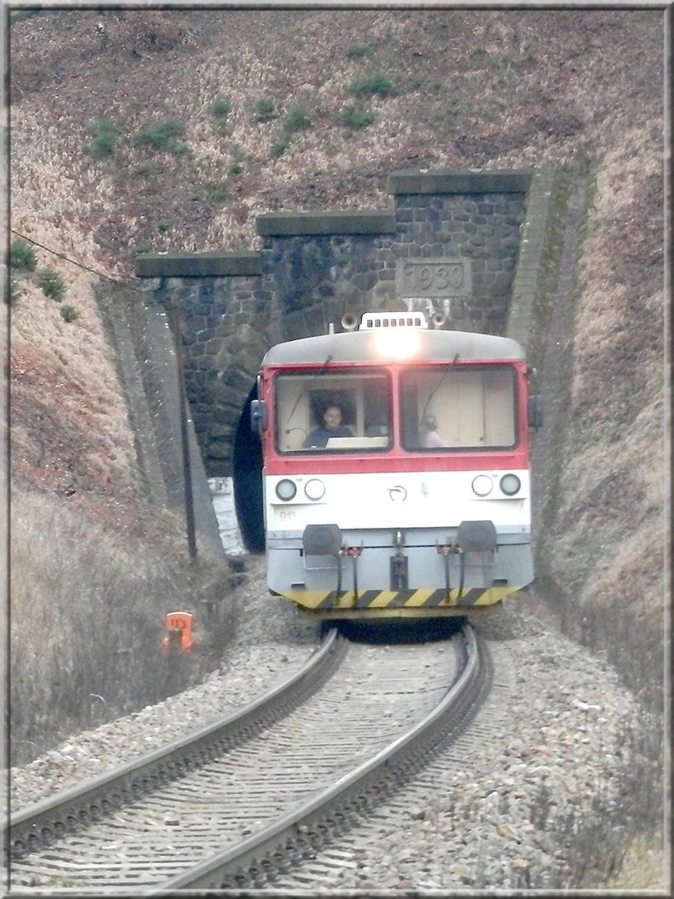 Vlak vychádza z kedysi najdlhšieho československého tunela, Bralského, dlhého 3012 m. Prekonal ho Čremošniansky tunel dĺžkou 4 697 m