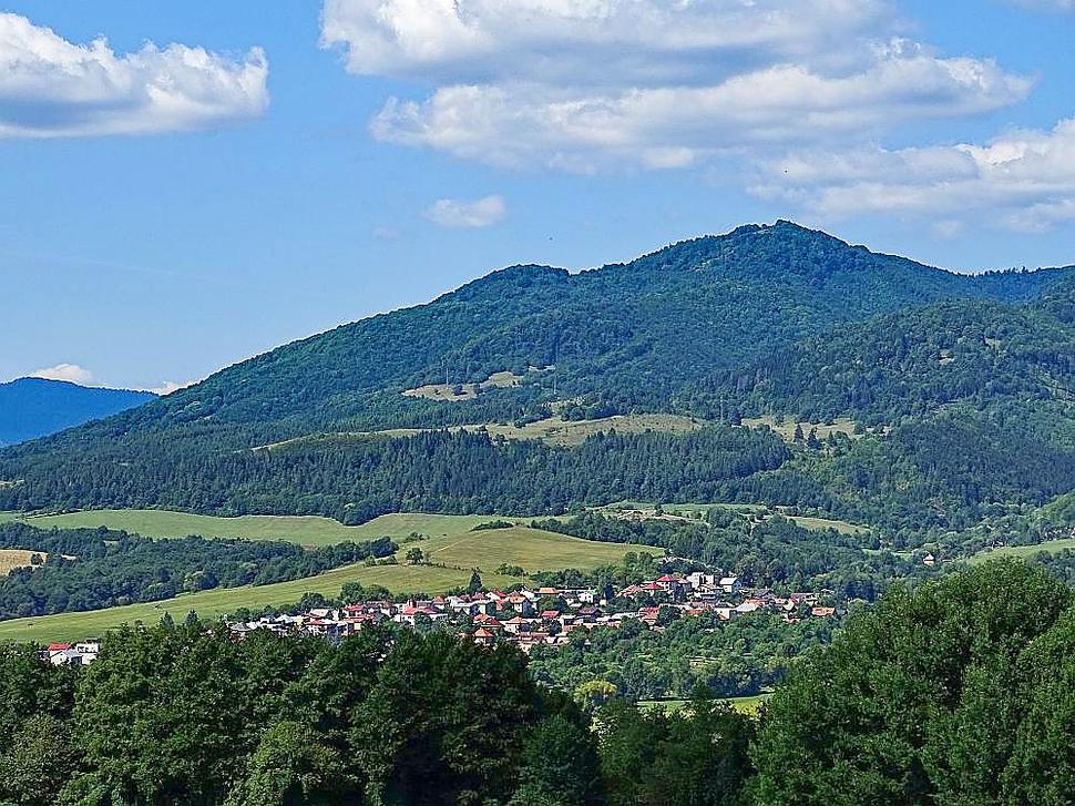 Horný diel - Varta od juhovýchodu zo Strážou nad Nemcami.