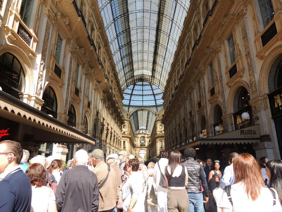 Po prehliadke stredy katedrály sme si to rovno namierili do nákupnej zóny- Galleria Vittorio Emanuele II. Architektúra skvelá, davy ľudí nie až tak skvelé...