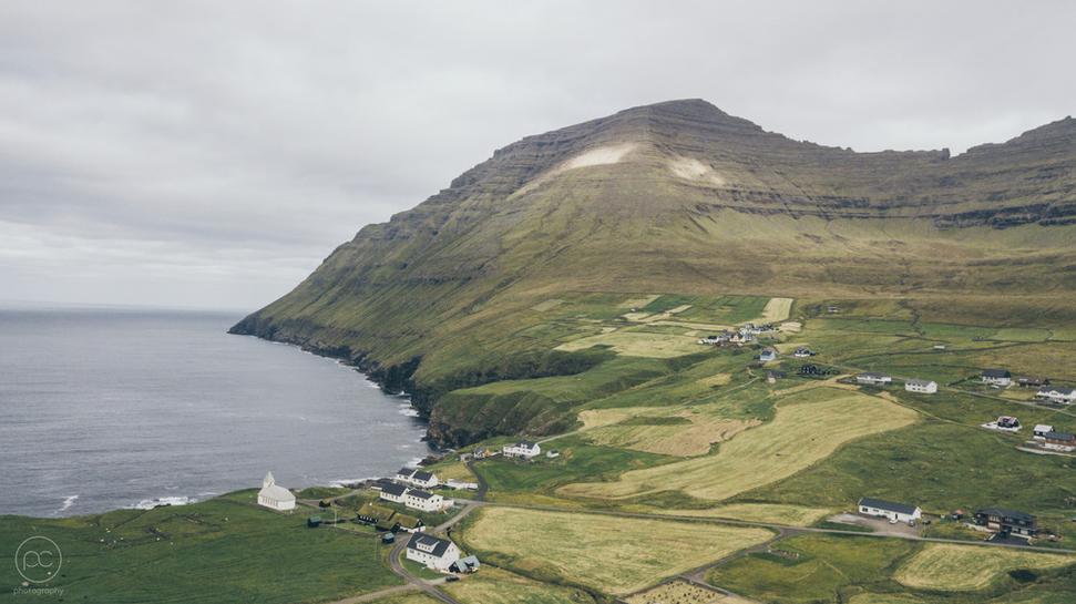 Pohľad na dedinu Viðareiði, v pozadí vrch Villingardalsfjall