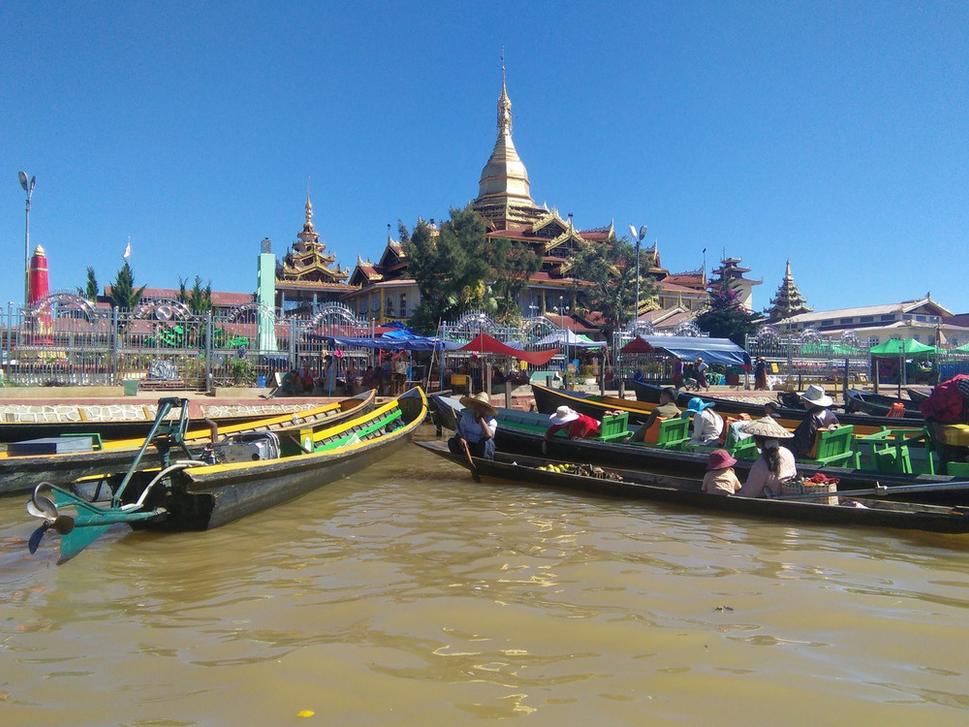 Pagoda na jazere Inle