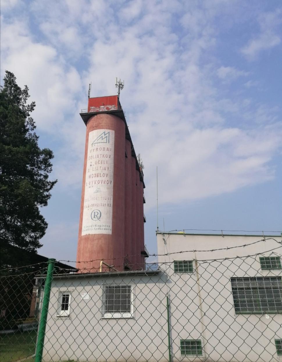 Pohľady na silo z rôznych uhlov