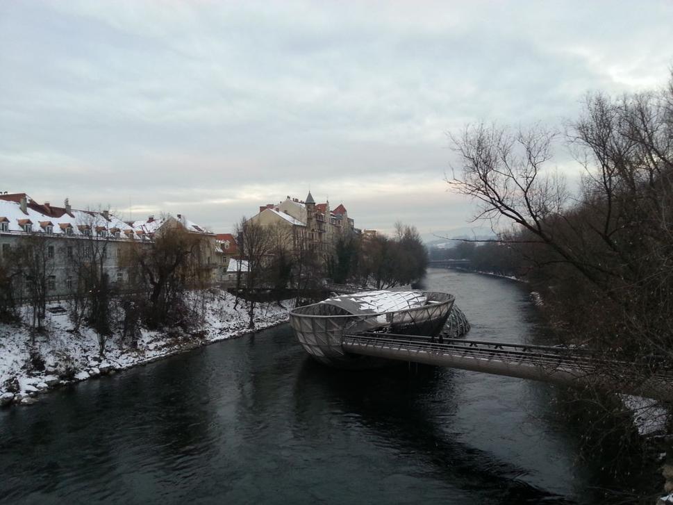 Kunsthaus Graz - dnes bol žiaľ zatvorený. Nachádza sa uprostred rieky Mur. Kunsthaus bol postavený pri príležitosti EHM kultúry v roku 2003.