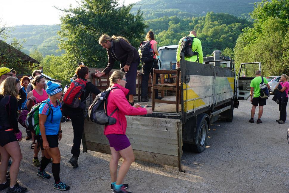 O dobrú zábavu a stuženie kolektívu sa postarala asi hodinová jazda týmto dopravným prostriedkom. Polámané drevené lavice, do hlavy vrážajúce konáre, hrboľatá cesta. Ale úsmev na tvári.