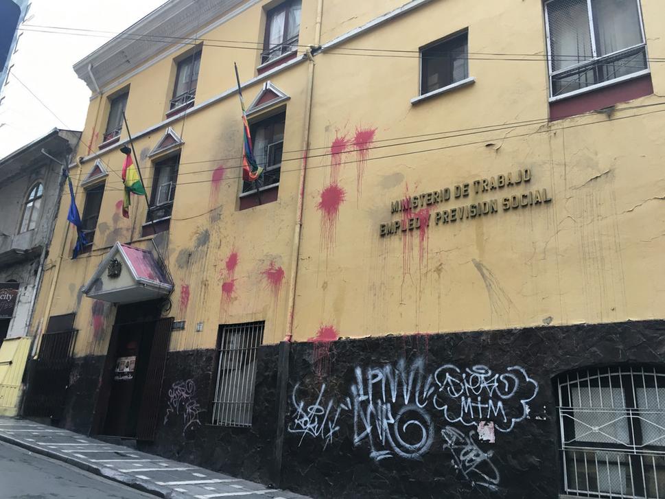 Demonštrácie sú v Bolívií asi časté, toto je budova Ministerstva práce a sociálnych vecí.