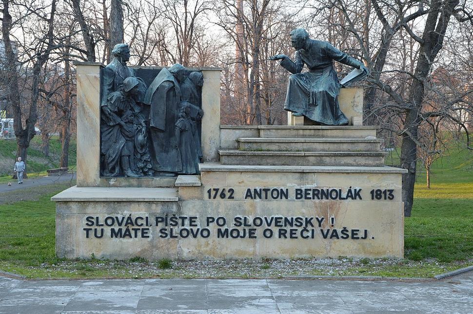 Na kamennom podstavci tvorí súsošie hlavná postava Bernoláka a reliéf skupiny viacerých ľudí, počúvajúcich ho.