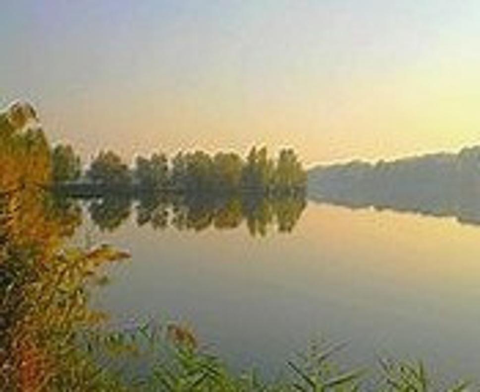Opar nad jazerom a okolitou prírodou
