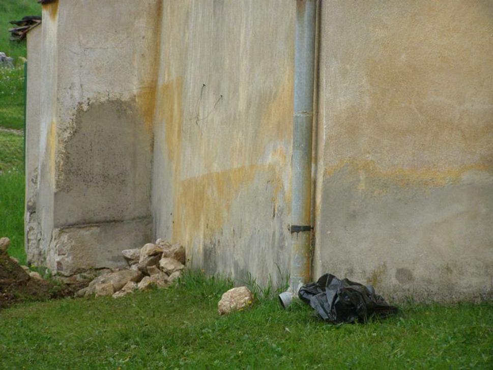 Kosti vo vreci, vedľa kostola