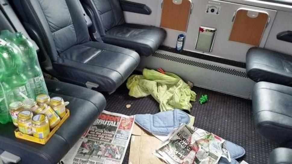 Nemecké, zrejme športové noviny ( čitateľná TV stanica ARD ) a znovu len tak ponechaná voda a zrejme detská výživa ? Matka, športovkyňa....