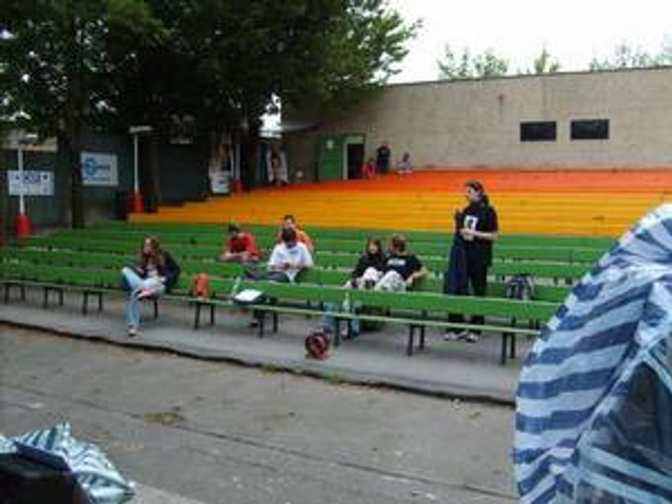 Areál festivalu. Zlava: james juyce, zlyvkus, bajron, ja, the flying crocodile, assurballit, crawlingchaos.