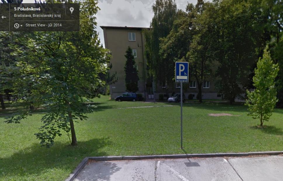 Fotografia z Google Street View z júla 2014. Screnshot použitý so súhlasom autora. Google and the Google logo are registered trademarks of Google Inc., used with permission.