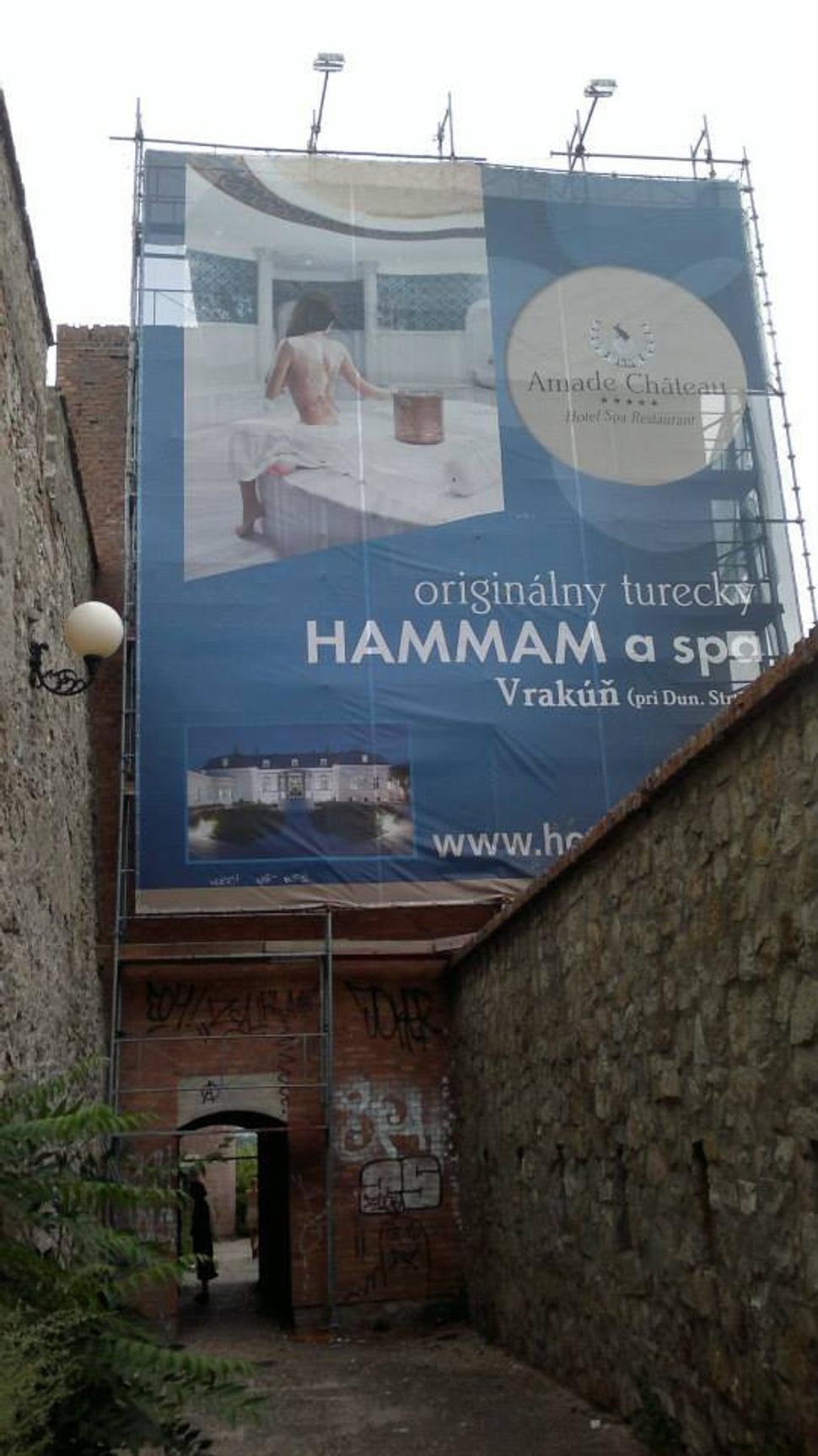 Obrovské reklamné zariadenie, ktoré zakrývalo Vtáčiu baštu, je preč.