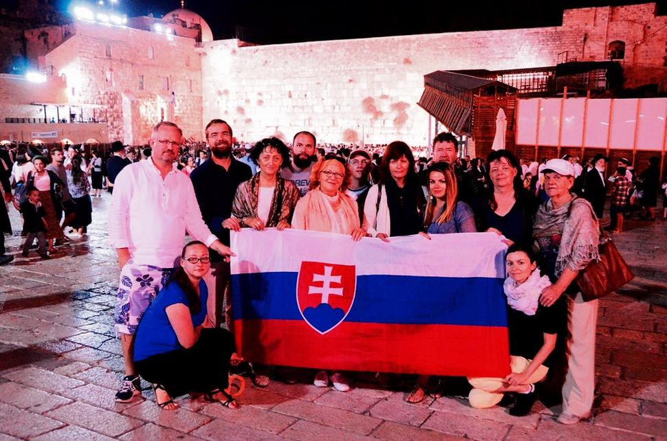 Skupina Slovákov pred Múrom nárekov v Jeruzaleme