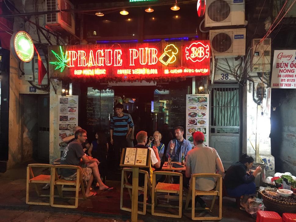 Našli sme aj Prague Bar, ktorý hovorí, ako si miestni predstavujú Prahu. Pivo, marihuana a private clubs.