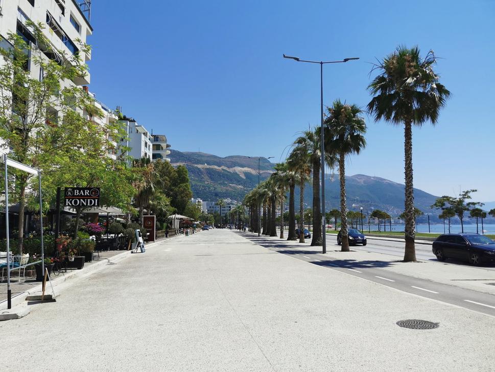 prázdna promenáda (cez deň), Vlora, Albánsko