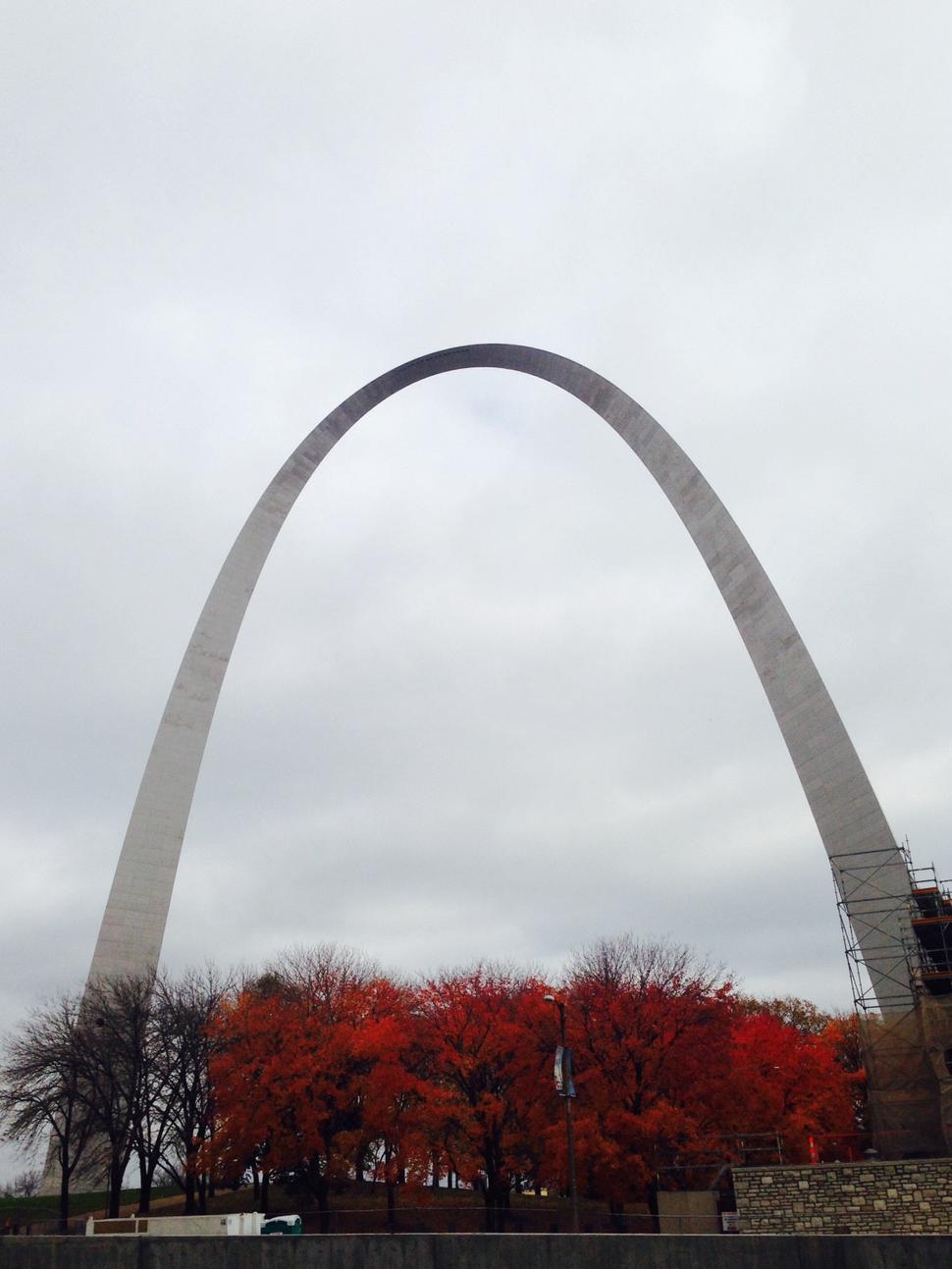 Gateway Arch je skutočne dobre lokalizovaný, vidno ho odvšadiaľ a keďže je to najvyššia budova široko ďaleko, tak aj z neho vidno všade.