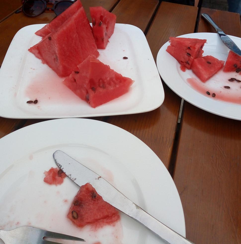 plný tanier melónu (za cca 3€); dvom to stačilo