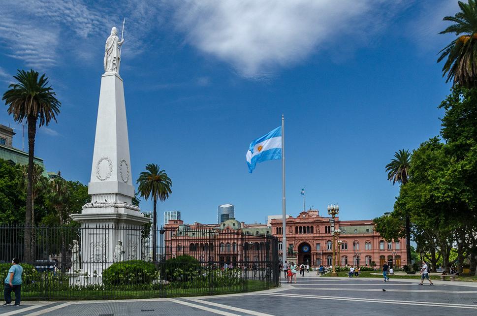Plaza de Mayo je pomyselným epicentrom mesta. Týči sa tu gigantická argentínska vlajka, a v pozadí je Casa Rosada, kde sídli prezidentská kancelária.