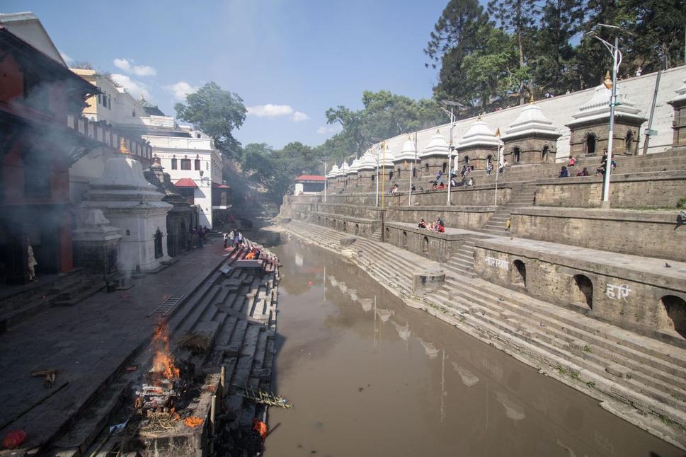 Veria, že voda z rieky Bagmati z nich zmyje všetky hriechy