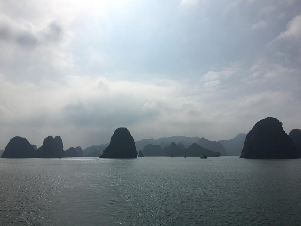 Náš sprievodca Dui nám povedal, že v Ha Long bay je 1969 ostrov, pretože to je rok, kedy zomrel Ho Chi Minh. Zaujímalo by ma, keby našli nový ostrov, či by ho odstrelili, aby bol stále dodržaný rok úmrtia.