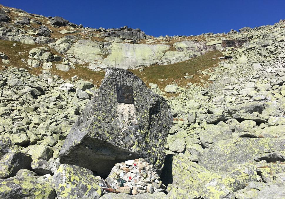 Pamätní tabuľa na mieste havárie vrtuľníka. (foto MTECPRO)
