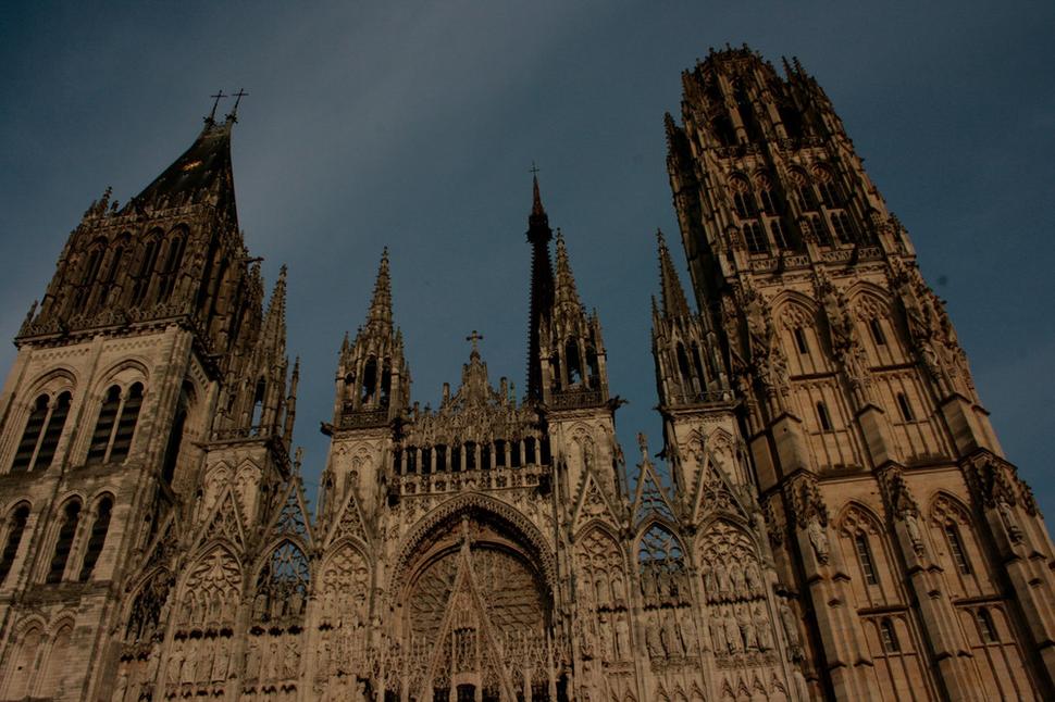 Katedrála Notre-Dame v Rouen - polodetail, zachytený v odraze vo výklade lekárne oproti cez ulicu.