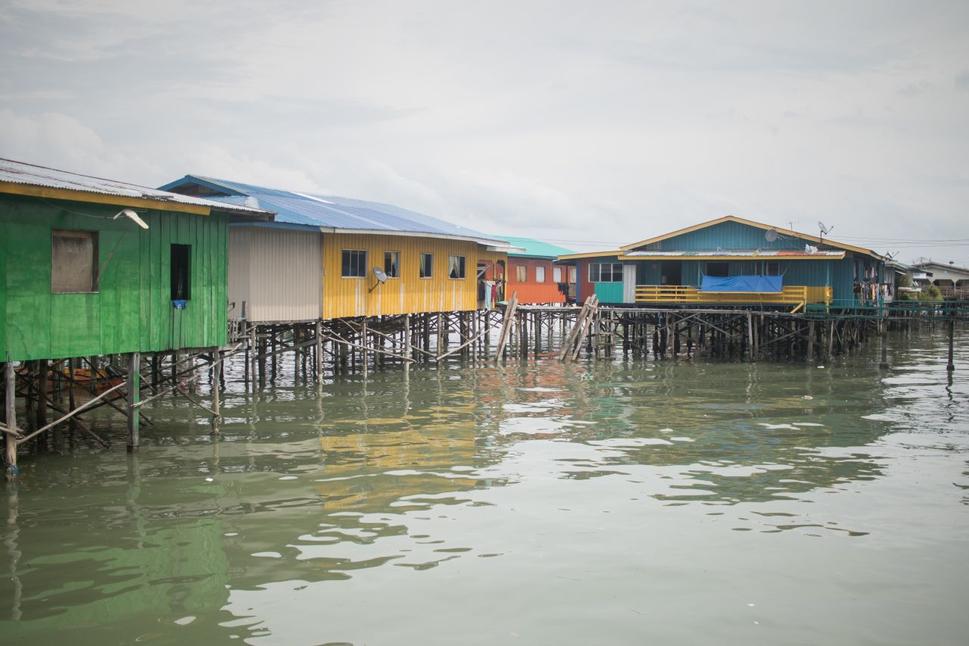 Sim Sim water village - domčeky hýria viacerými farbami