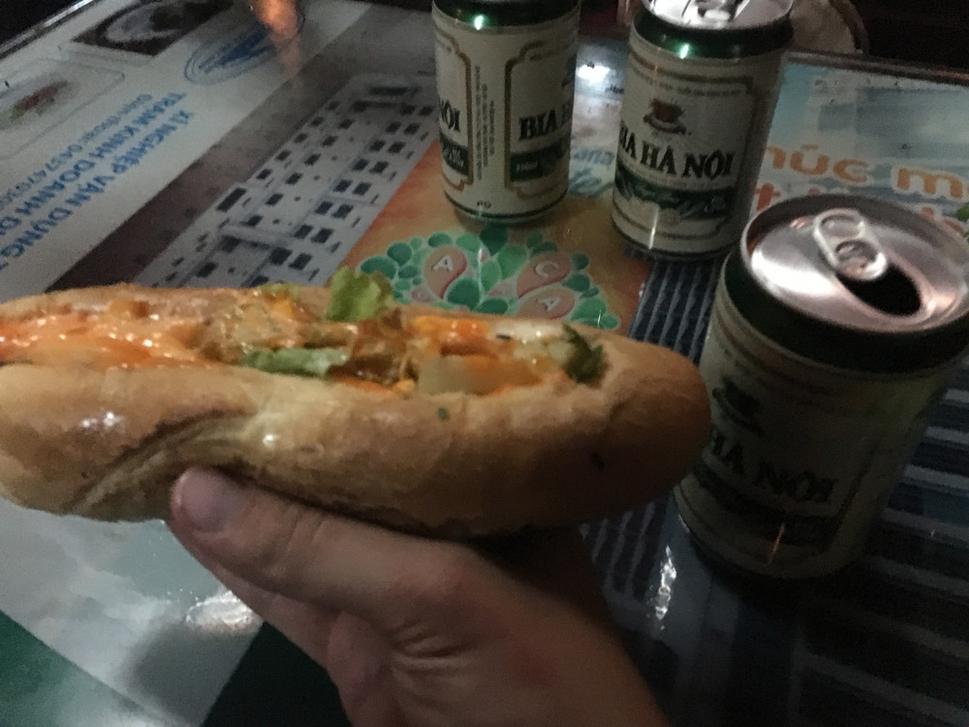 Výber jedla vo vlaku nebol príliš veľký, tak som si vypýtal nejakú bagetu a dostal som toto.