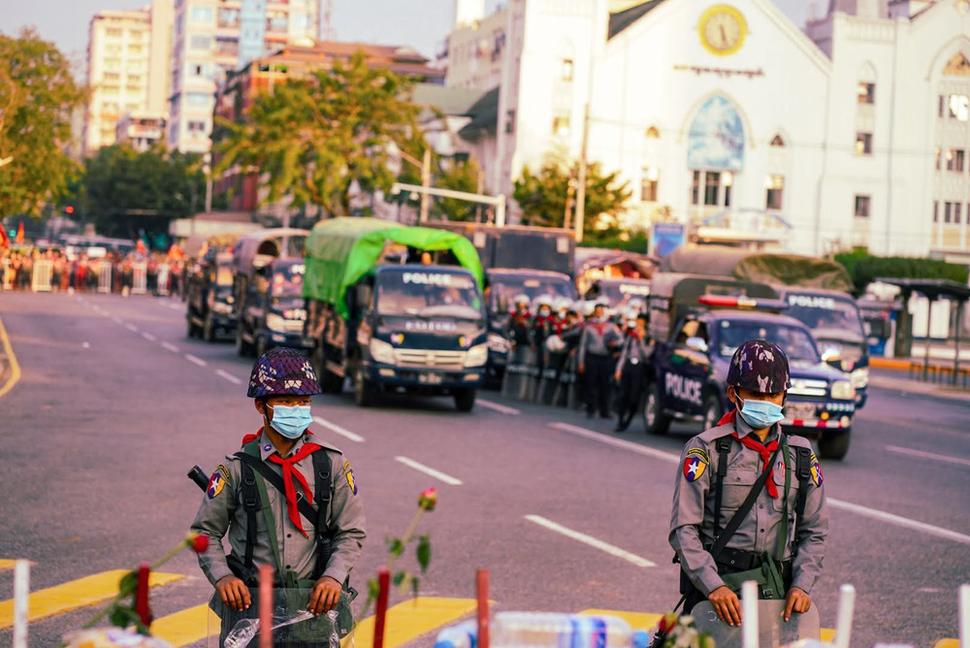 Polícia pred radnicou v Yangone. Od začiatku protestov je prístup k radnici zabarikádovaný a strážia ho policajti, ktorí od protestujúcich dostali ruže a vodu