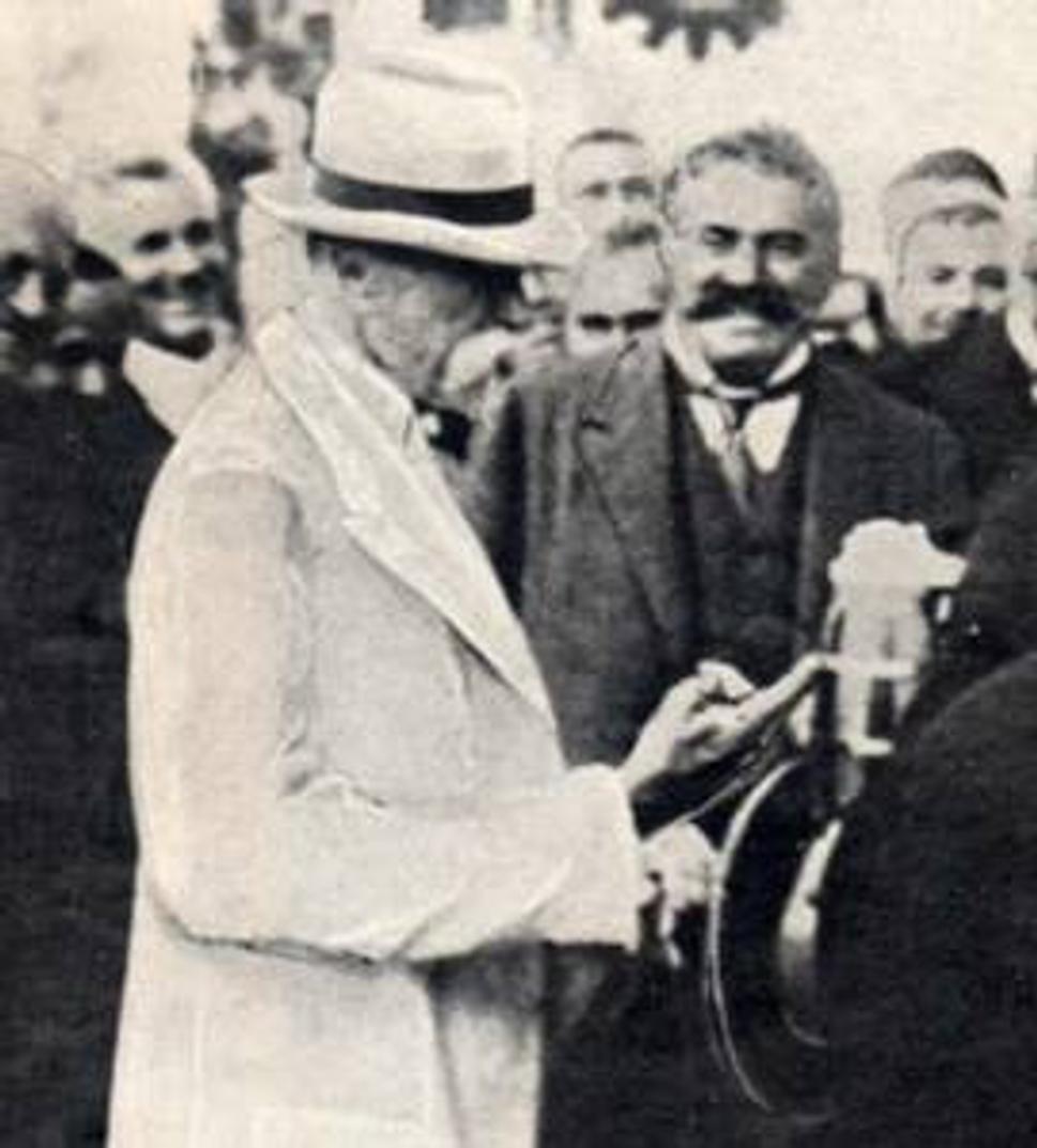 T.G. Masaryk donútený ochutnať pivo.Urobil to svojsky.Iba prstom.