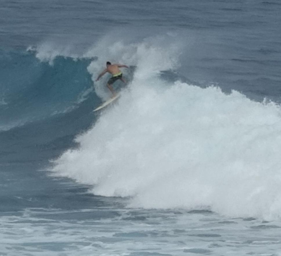 Surfista na menšej vlne. Autor: Ľubor Šešera, licencia: CC BY-SA 4.0.