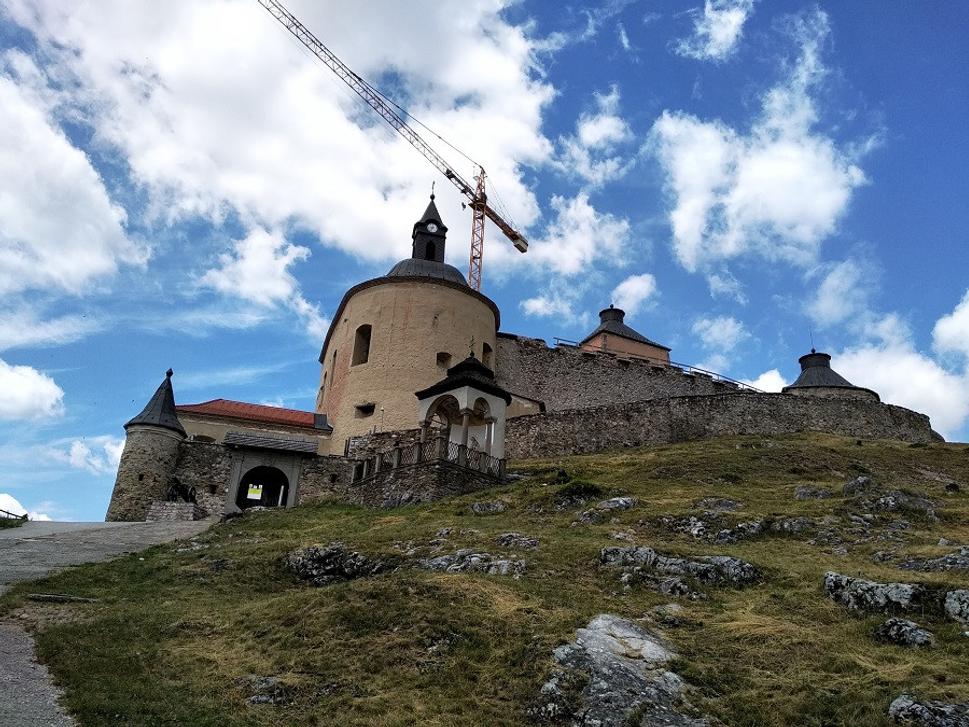 Krásna Hôrka. Za 9 rokov od požiaru, aspoň nová strecha