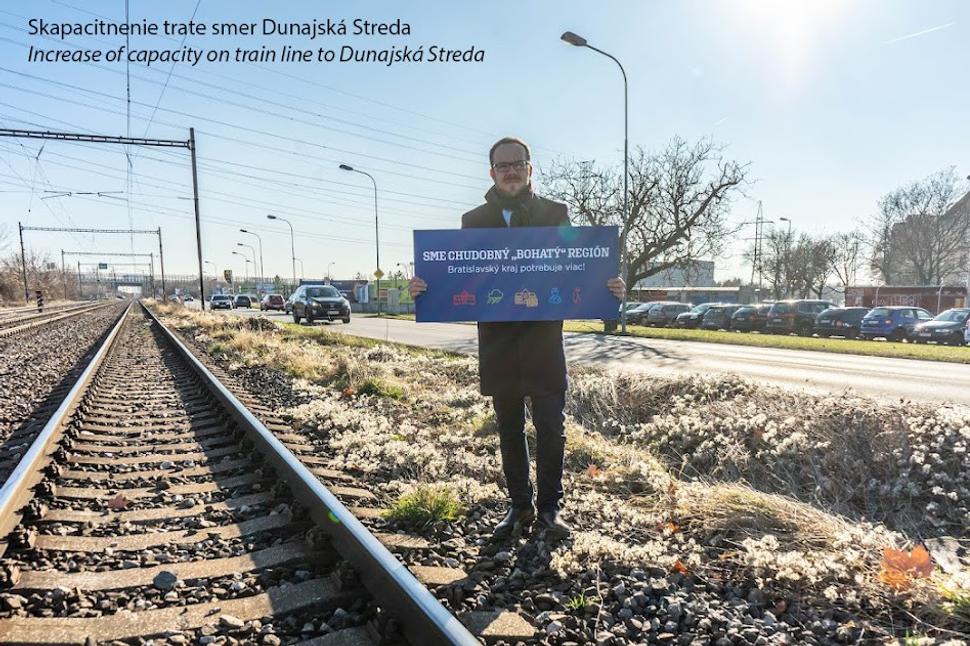 Trať v smere na Dunajskú Stredu je jednokoľajná a neelektrifikovaná, na hranici svojej kapacity.