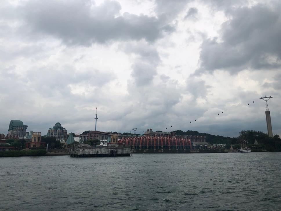 Pohľad z diaľky na ostrov Sentosa, na zábavné parky a lanovku