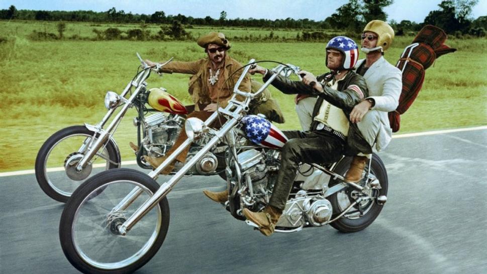 • Bezstarostní jazdci. Zľava D. Hopper a P. Fonda, za ním J. Nicholson. •