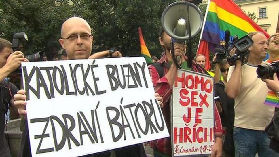Profesor Martin C. Putna protestuje na Gay Pride 2011 v Prahe proti výrokom L. Bátoru, bývalého poradcu ministra školstva, ktorý sa hanlivo vyjadril na adresu homosexuálov.