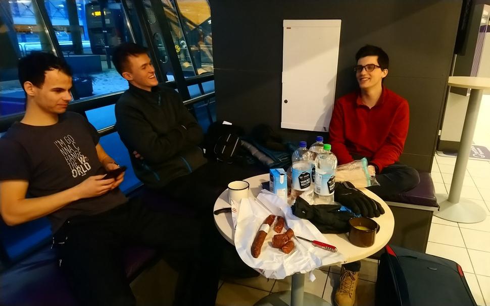 Čakanie na vlak na letisku v Trondheime.