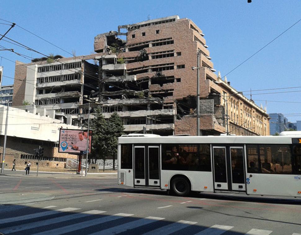 budova zničená počas protestov