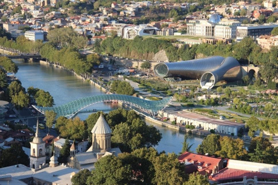 Pohľad na rieku Kura, ktorá preteká cez Tbilisi