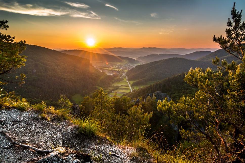 Zapadajúce slnko zo Súľovských vrchov
