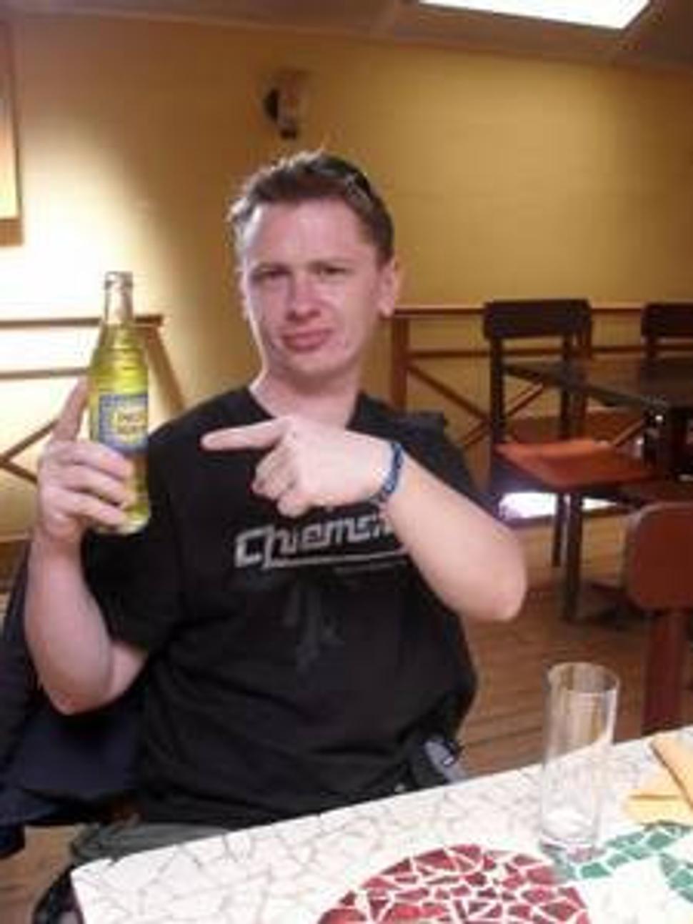 Osvieženie v podobe Inca Kola, po výdatnom obede v jednej z reštaurácii v mestečku Puno