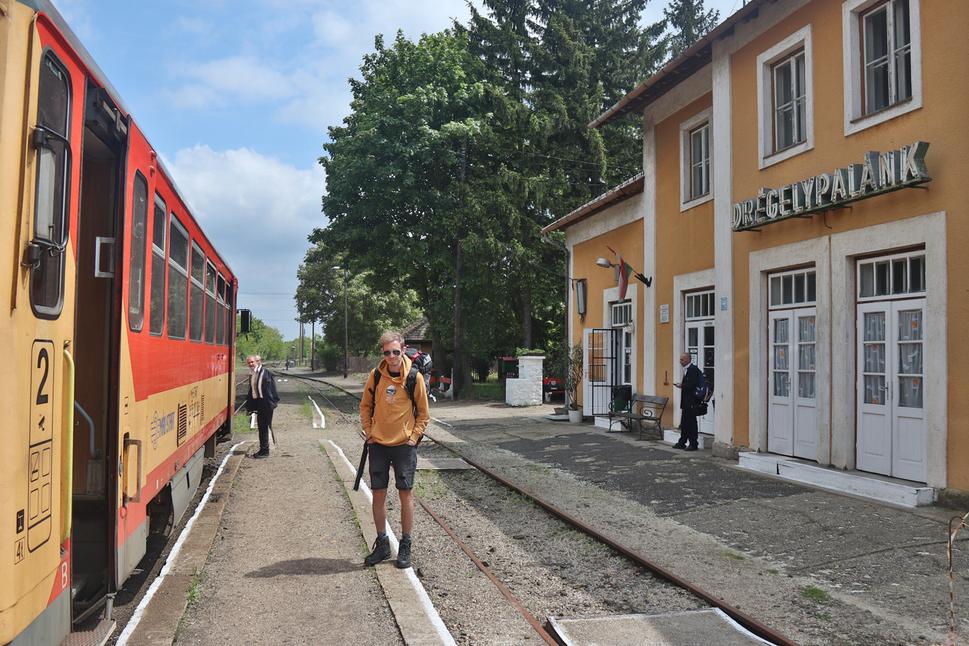 koľajnice kedysi pokračovali do Šiah; my sme pokračovali pešo s batohmi na chrbtoch cez lúky do Ipeľského Predmostia