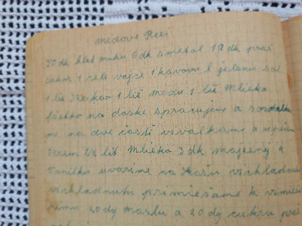 Recept na medové rezy v zošitku, na ktorom sú stopy po pečení mojej starkej - niekde kvapnutá a zaschnutá plnka, inde zošúchané písmenka, vydraté konce strán z otáčania listov...
