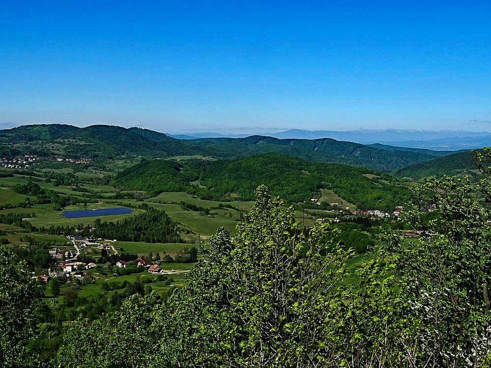 Vľavo Snoža a hrad Žakýľ s obcou Podhorie, dolu okrajové časti Banskej Belej a v strede na obzore Vysoká nad Ľubietovou, na horizonte slabo vidieť Nízke Tatry - pohľad z Varty nad Banskou Belou