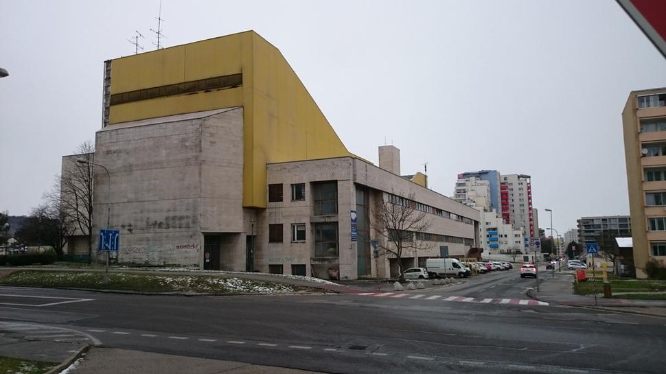 Do Domu kultúry Dúbravka sa bude investovať. Zatiaľ po čiastkach.