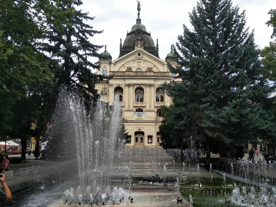 "Spievajúca fontána pred Štátnym divadlom na Hlavnej ulici