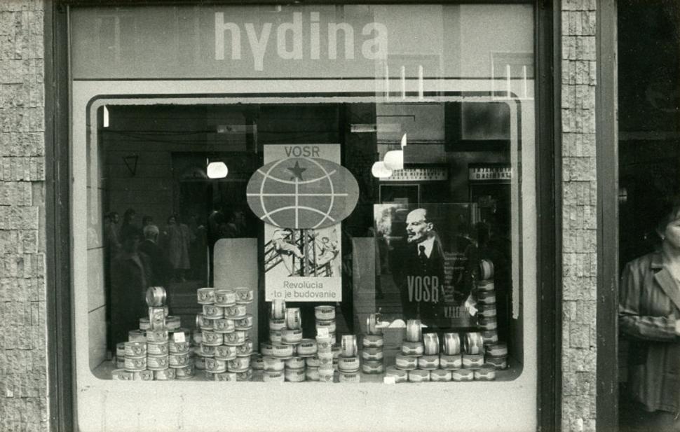 • Ľubo Stacho: Výklad hydina, Obchodná ulica č. 24 (1984 - 2013) •