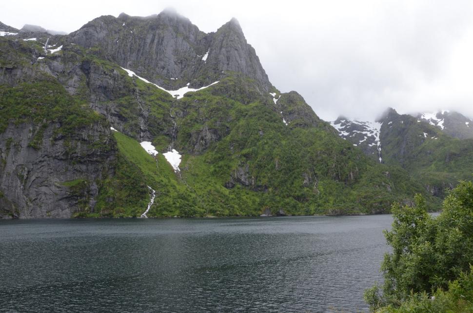 a stále nejaký fjord :) ... a množstvo malých vodopádov