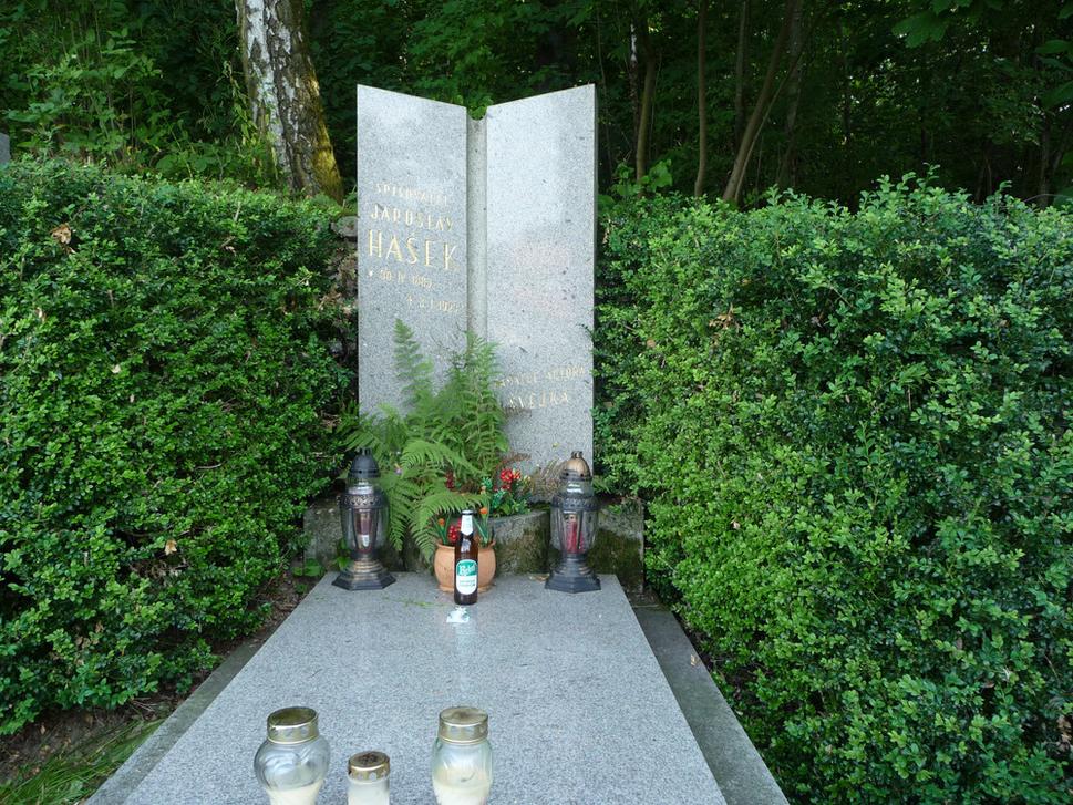 Hrob spisovateľa J. Haška, autora Osudov dobrého vojáka Švejka